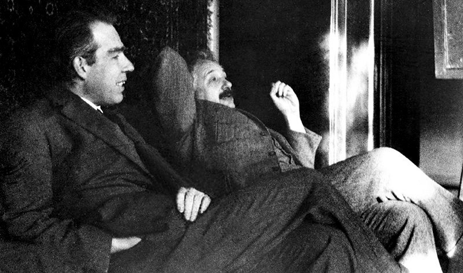Niels Bohr y Albert Einstein
