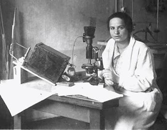 Marietta Blau in laboratory