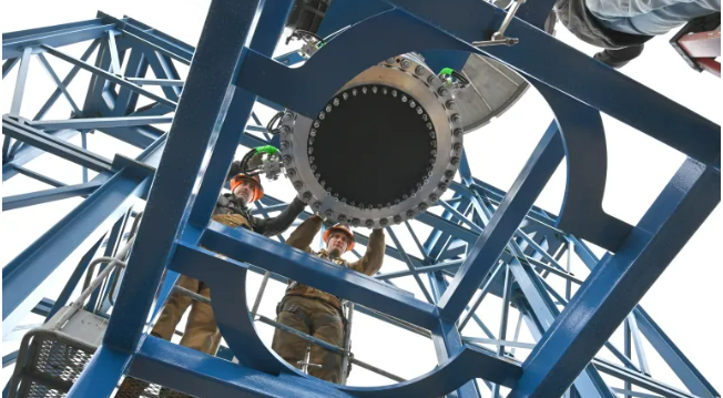tripulaciones del CMVE de la NASA en Huntsville, Alabama, instalan una unidad de desarrollo de ingeniería de reactores de vuelo en el Puesto de Pruebas 400 como preparación para las pruebas de flujo frío.